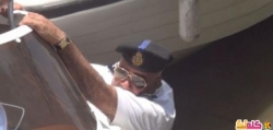 فيديو لواء شرطة يسقط في النيل أثناء جولة محافظ القاهرة لإزالة التعديات