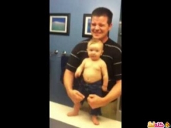 طفل ظريف يقلد حركات والده المضحكة! فيديو
