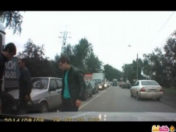 روسي يحاول سرقة سيارة بمسدس فكانت المفاجأة! فيديو