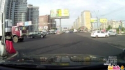 سائق شاحنة يخاطر بحياته لينقذ قطة صغيرة من وسط الزحام! فيديو