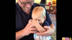 ردة فعل لطيفة لرضيع يشرب الماء لأول مرة! فيديو