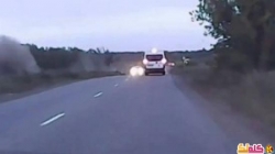 حادث سير يقذف بالسائق أمتارً في الهواء! فيديو