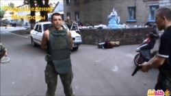 عساكر روسيين يجربون الدرع ضد الرصاص فيديو