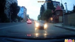 رجل يسوق سيارته علي الطريق الرئيسي بالعكس فيديو