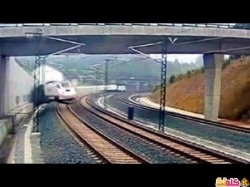 تصوير لحظة إنقلاب قطار في أسبانيا فيديو