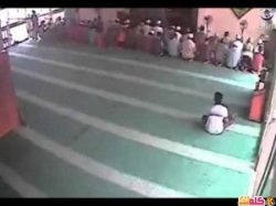 صبي يسطو على مسجد أثناء إقامة الصلاة! فيديو