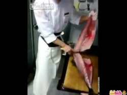 سمكة ظلت تقاوم الطبّاخ الياباني بعد أن شطر جسمها إلى اثنين! فيديو