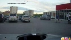شاهد ما حصل لروسي حاول ركوب عربة للتسوق! فيديو