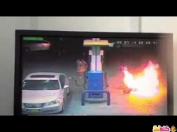 لحظة حريق في محطة وقود في عمان فيديو