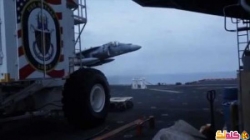 هبوط اضطراري لطائرة حربية نفّاثة فوق حاملة سفن تصوير نادر