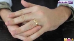 طريقة بسيطة للتخلص من خاتم علق في إصبعك فيديو