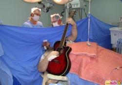 يعزف على القيثارة بينما يخضع لجراحة في الدماغ