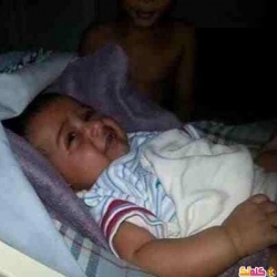 بالصورة المرعبة جني مبتسم أمام طفل رضيع! 