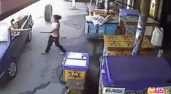 بالفيديو كاميرات المراقبة بتايلاند توثق نجاه فتاة من الموت بأعجوبة