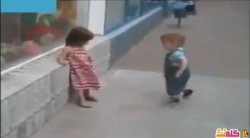 طفل يحاول التحرش بطفلة شاهد رد فعلها