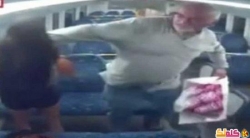 بالفيديو استرالى يضرب مختلة عقليا ويغتصبها فى القطار