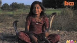 طفلة هندية تعيش مع الثعابين