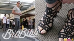 فيديو رجل يرتدي حذاء بكعب عالي ليرصد معاناة السيدات