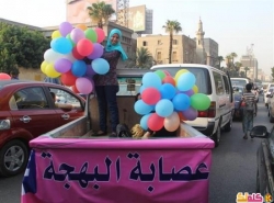 بالصور عصابة البهجة تنشر السعادة في شوارع القاهرة