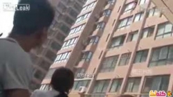 فيديو انتحار فتاة من الدور السادس في الصين