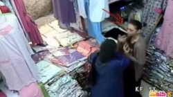فيديو فتاة تسرق المال وتضعه بحمالة صدرها