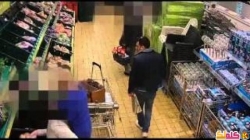فيديو شاهد كيف سرق زوجان امرأة عجوز داخل سوبر ماركت
