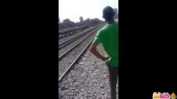 بالفيديو شاب مصري ينام تحت قطار يسير بسرعة وينجو من الموت