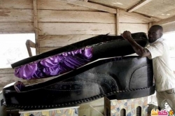 قبيلة في غانا تحتفل بالميت بدلاً من الحزن عليه بصنع تابوتاً مزيناً ! 14 صورة