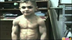 فيديو أقوى طفل فى العالم وجه طفل و عضلات لاعب كمال أجسام