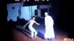 فيديو ساحر يتحدى أي شخص أن يطعنه فتحداه مسلم