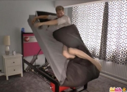 بالفيديو بريطاني يبتكر سريراً يقذف صاحبه لايقاظه