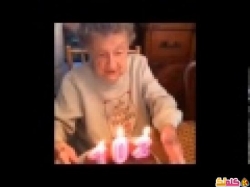 شاهد ماذا حدث لعجوز تحتفل بعيد ميلادها 102