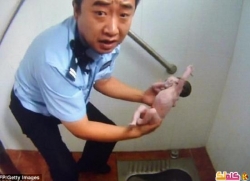 بالصور العثور على رضيعة في مرحاض عام في الصين