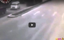 فيديو شاحنتان تسحقان سيارة وقعت بينهما!