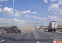 حادث مضاعف ومروع على طريق سريع بروسيا