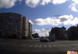سائق مسرع يحاول تخطى إشارة المرور والعواقب وخيمة