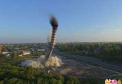 انفجار ضخم لمدخنة ارتفاعها 140 متر