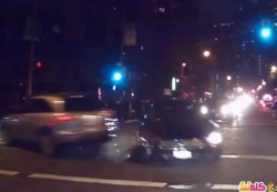 سائق متهور يهرب من إشارة مرور فيصدم رجلا وسيارة