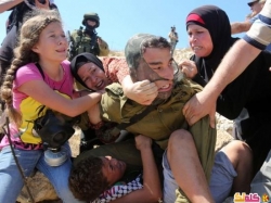 فلسطينيات يحررن طفل من جندي صهيوني