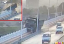 سائق صينى يقتل راكب دراجة نارية ثم يسقط بشاحنة من كوبرى