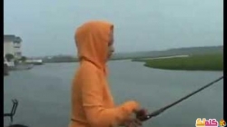 فتاة تصطاد بالخطأ قرش بدلا من سمكة صغيرة فيديو
