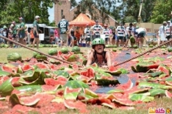 صور الاحتفال بمهرجان الجح البطيخ في كندا