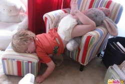 أطفال غلبهم النوم باماكن ظريفة 