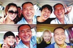 سائق أجرة صيني يتصور سيلفي مع كل ركابه!