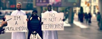 فيديو مسلم يحتضن الباريسيين ليؤكد أن الاسلام ليس ارهاب