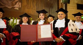 صور الملكة رانيا تتسلم الدكتوراة الفخرية من جامعة سابينزا بروما