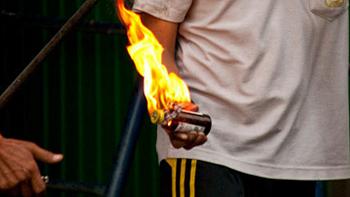 تلميذ يقوم بحرق مدرسته بقنبلة مولوتوف والخسائر تصل إلى مليون دولار