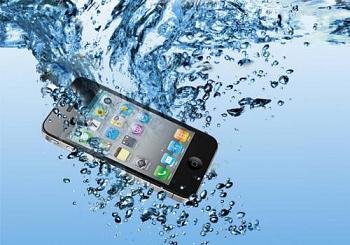 كيف تنقذ هاتفك في حال وقوعه في الماء