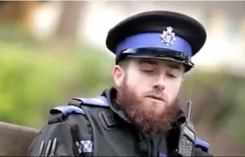 شرطي بريطاني يقرأ القرآن افضل من اغلب المسلمين العرب