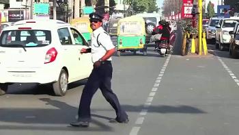 بالفيديو شرطي مرور يرقص في الشارع لتوجيه السيارات
